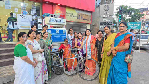 दिव्यांग महिला को इनर व्हील क्लब ने भेंट की ट्राई साइकिल, स्वरोजगार को मिलेगा नया संबल